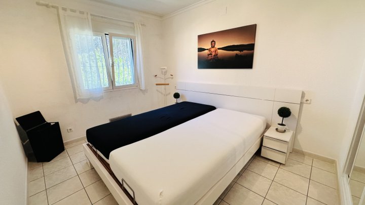 Sehr gepflegte Villa mit großem Grundstück, großem Pool, Tennisplatz, Brunnen, Garage, Heizung, Klima und vielen Extras