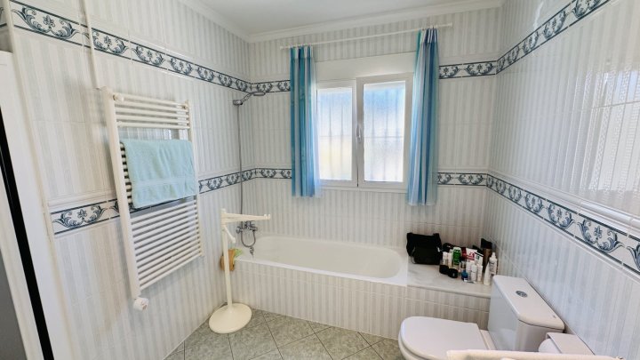 Sehr gepflegte Villa mit großem Grundstück, großem Pool, Tennisplatz, Brunnen, Garage, Heizung, Klima und vielen Extras