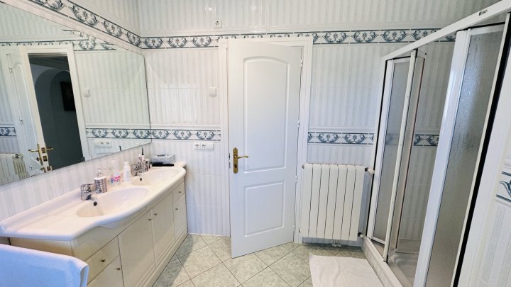 Sehr gepflegte Villa mit großem Grundstück, großem Pool, Tennisplatz, Brunnen, Garage, Heizung, Klima und vielen Extras