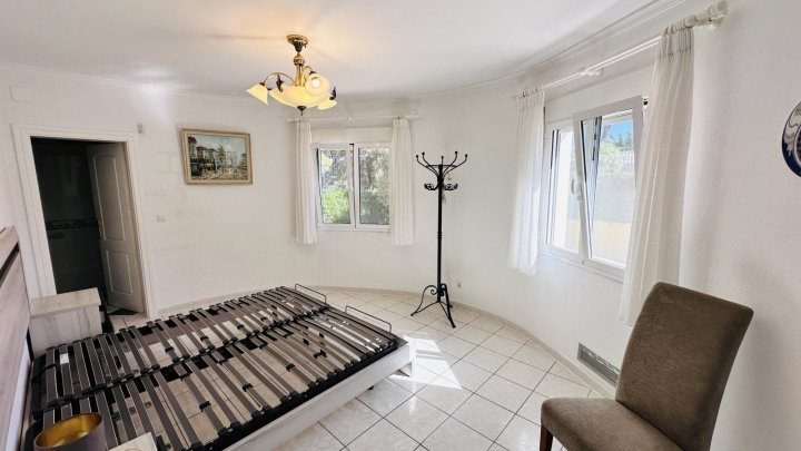 Sehr gepflegte Villa mit großem Grundstück, großem Pool, Tennisplatz, Brunnen, Garage, Heizung, Klima und vielen Extras
