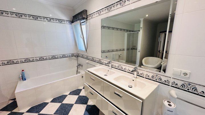 Sehr gepflegte Villa mit großem Grundstück, großem Pool, Tennisplatz, Brunnen, Garage, Heizung, Klima und vielen Extras