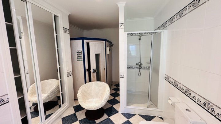 Sehr gepflegte Villa mit großem Grundstück, großem Pool, Tennisplatz, Brunnen, Garage, Heizung, Klima und vielen Extras