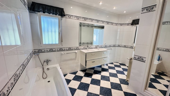 Sehr gepflegte Villa mit großem Grundstück, großem Pool, Tennisplatz, Brunnen, Garage, Heizung, Klima und vielen Extras