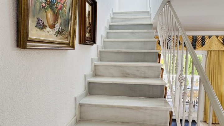 Sehr gepflegte Villa mit großem Grundstück, großem Pool, Tennisplatz, Brunnen, Garage, Heizung, Klima und vielen Extras