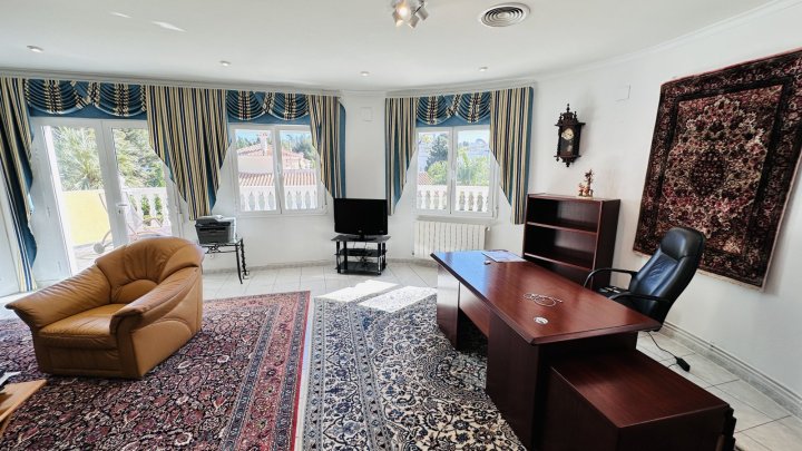 Sehr gepflegte Villa mit großem Grundstück, großem Pool, Tennisplatz, Brunnen, Garage, Heizung, Klima und vielen Extras