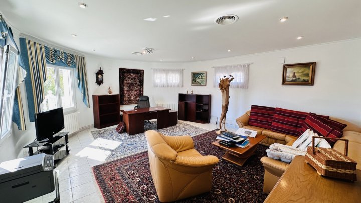 Sehr gepflegte Villa mit großem Grundstück, großem Pool, Tennisplatz, Brunnen, Garage, Heizung, Klima und vielen Extras