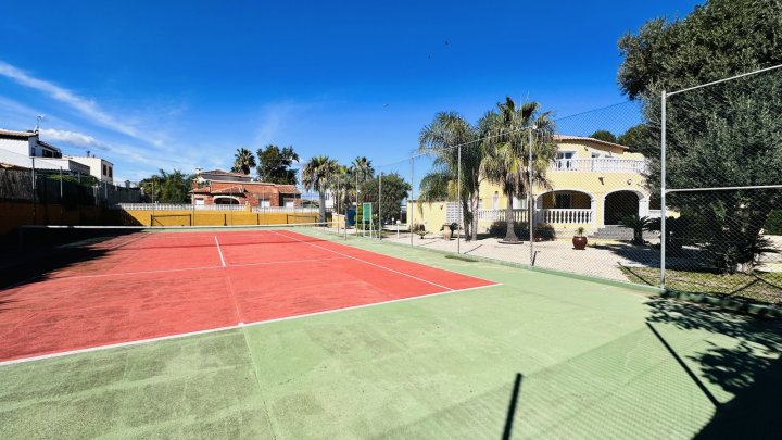 Sehr gepflegte Villa mit großem Grundstück, großem Pool, Tennisplatz, Brunnen, Garage, Heizung, Klima und vielen Extras