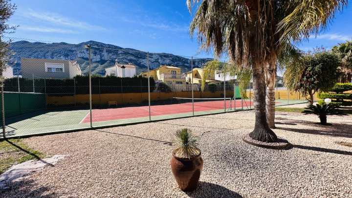 Sehr gepflegte Villa mit großem Grundstück, großem Pool, Tennisplatz, Brunnen, Garage, Heizung, Klima und vielen Extras