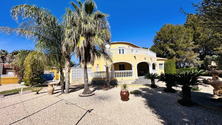 Sehr gepflegte Villa mit großem Grundstück, großem Pool, Tennisplatz, Brunnen, Garage, Heizung, Klima und vielen Extras