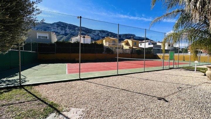 Sehr gepflegte Villa mit großem Grundstück, großem Pool, Tennisplatz, Brunnen, Garage, Heizung, Klima und vielen Extras