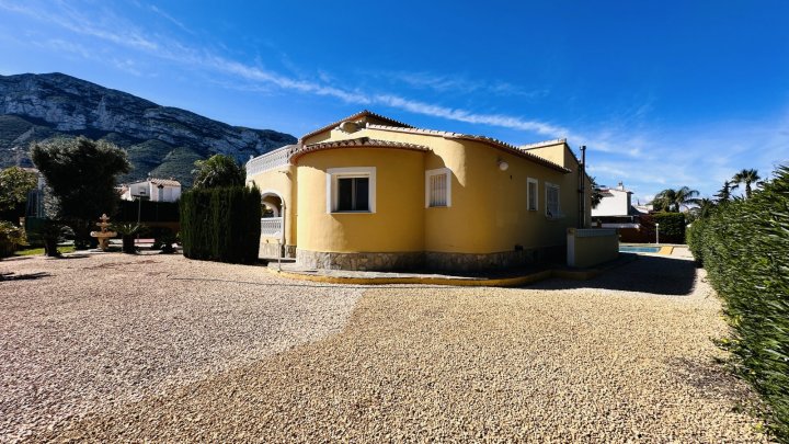Sehr gepflegte Villa mit großem Grundstück, großem Pool, Tennisplatz, Brunnen, Garage, Heizung, Klima und vielen Extras