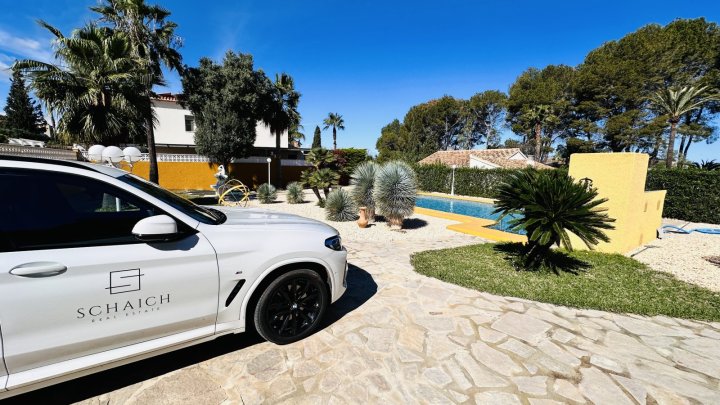 Sehr gepflegte Villa mit großem Grundstück, großem Pool, Tennisplatz, Brunnen, Garage, Heizung, Klima und vielen Extras