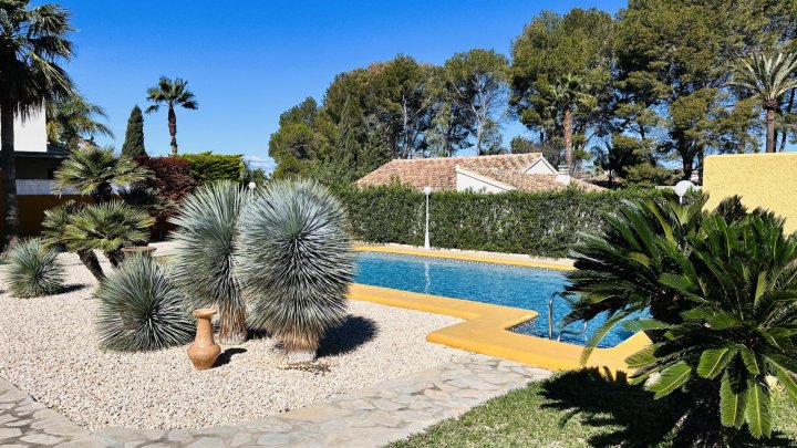 Sehr gepflegte Villa mit großem Grundstück, großem Pool, Tennisplatz, Brunnen, Garage, Heizung, Klima und vielen Extras