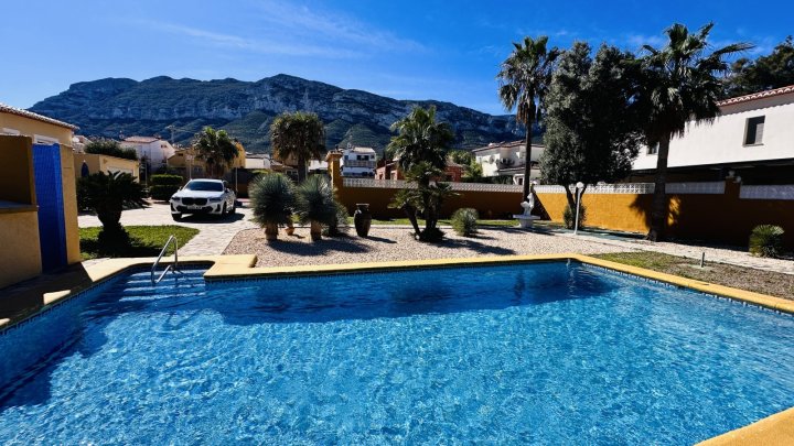 Sehr gepflegte Villa mit großem Grundstück, großem Pool, Tennisplatz, Brunnen, Garage, Heizung, Klima und vielen Extras