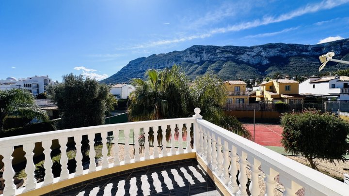 Sehr gepflegte Villa mit großem Grundstück, großem Pool, Tennisplatz, Brunnen, Garage, Heizung, Klima und vielen Extras