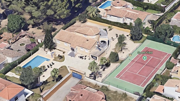 Sehr gepflegte Villa mit großem Grundstück, großem Pool, Tennisplatz, Brunnen, Garage, Heizung, Klima und vielen Extras