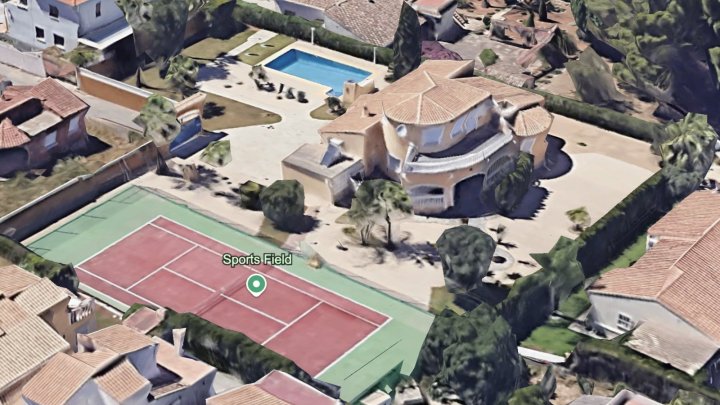 Sehr gepflegte Villa mit großem Grundstück, großem Pool, Tennisplatz, Brunnen, Garage, Heizung, Klima und vielen Extras