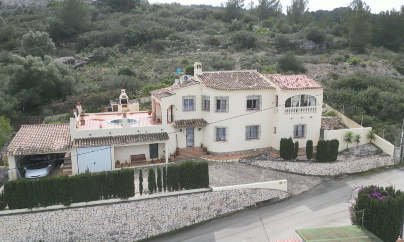 Charmante 4 Schlafzimmer Villa mit Meerblick, Whirlpool, Garage und viel Privatsphäre