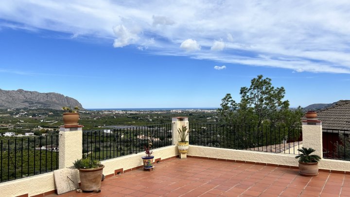 Charmante 4 Schlafzimmer Villa mit Meerblick, Whirlpool, Garage und viel Privatsphäre