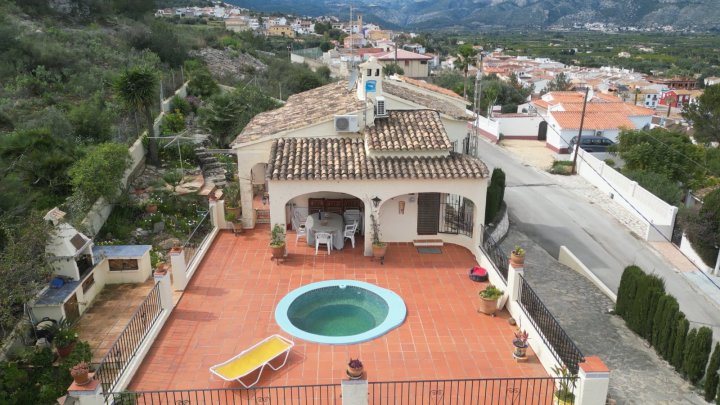 Charmante 4 Schlafzimmer Villa mit Meerblick, Whirlpool, Garage und viel Privatsphäre