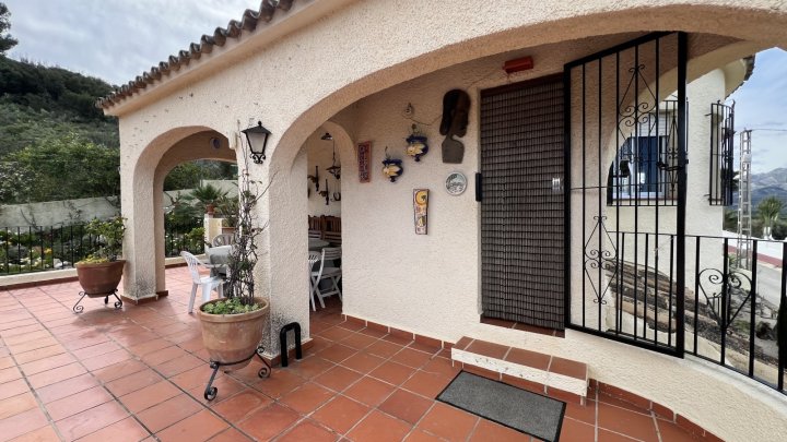 Charmante 4 Schlafzimmer Villa mit Meerblick, Whirlpool, Garage und viel Privatsphäre