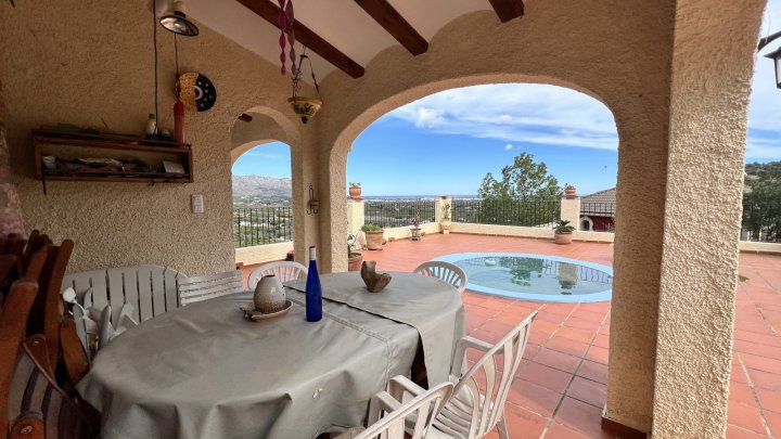 Charmante 4 Schlafzimmer Villa mit Meerblick, Whirlpool, Garage und viel Privatsphäre