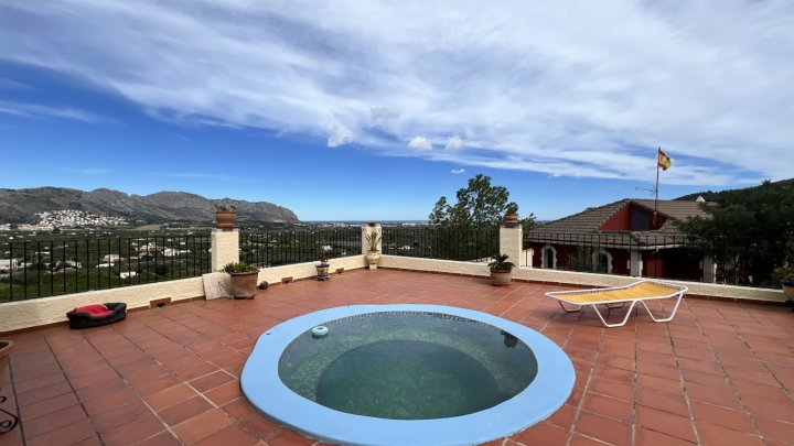 Charmante 4 Schlafzimmer Villa mit Meerblick, Whirlpool, Garage und viel Privatsphäre
