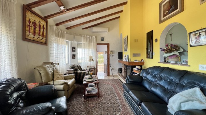 Charmante 4 Schlafzimmer Villa mit Meerblick, Whirlpool, Garage und viel Privatsphäre