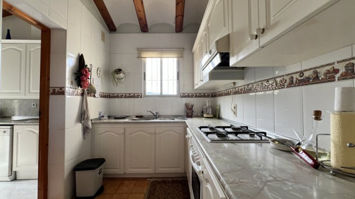 Charmante 4 Schlafzimmer Villa mit Meerblick, Whirlpool, Garage und viel Privatsphäre