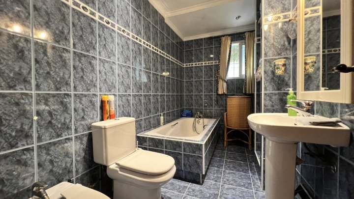 Charmante 4 Schlafzimmer Villa mit Meerblick, Whirlpool, Garage und viel Privatsphäre