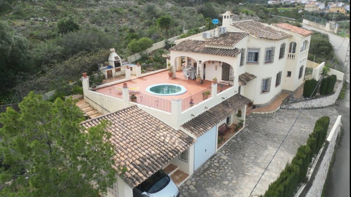 Charmante 4 Schlafzimmer Villa mit Meerblick, Whirlpool, Garage und viel Privatsphäre