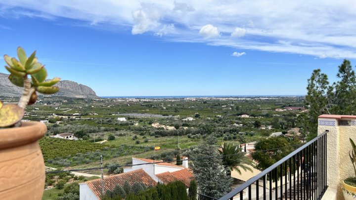 Charmante 4 Schlafzimmer Villa mit Meerblick, Whirlpool, Garage und viel Privatsphäre