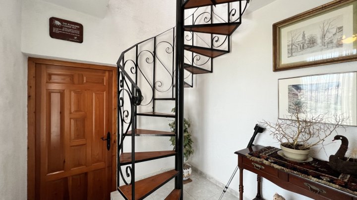 Charmante 4 Schlafzimmer Villa mit Meerblick, Whirlpool, Garage und viel Privatsphäre