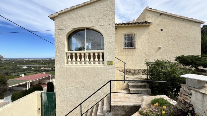 Charmante 4 Schlafzimmer Villa mit Meerblick, Whirlpool, Garage und viel Privatsphäre