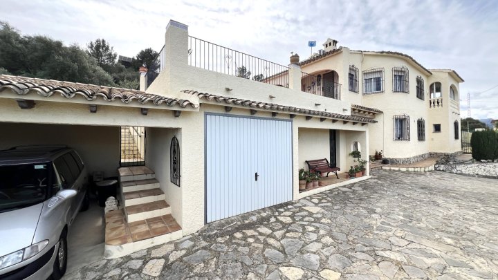 Charmante 4 Schlafzimmer Villa mit Meerblick, Whirlpool, Garage und viel Privatsphäre