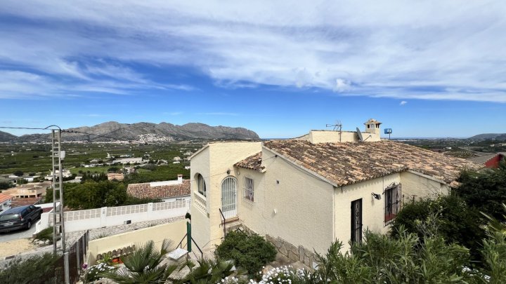 Charmante 4 Schlafzimmer Villa mit Meerblick, Whirlpool, Garage und viel Privatsphäre