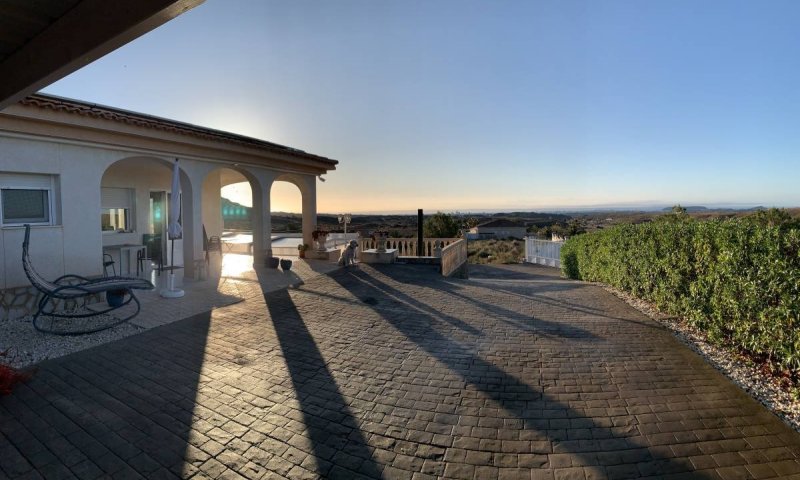 Exklusive Villa mit 3 Schlafzimmern, 2 Bädern, Privatpool, Garage und traumhaftem Meer- und Küstenpanorama