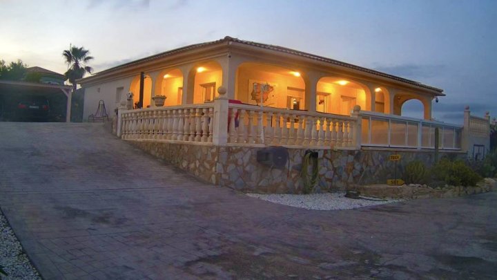 Exklusive Villa mit 3 Schlafzimmern, 2 Bädern, Privatpool, Garage und traumhaftem Meer- und Küstenpanorama