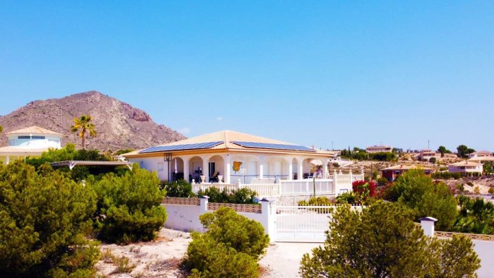 Exklusive Villa mit 3 Schlafzimmern, 2 Bädern, Privatpool, Garage und traumhaftem Meer- und Küstenpanorama