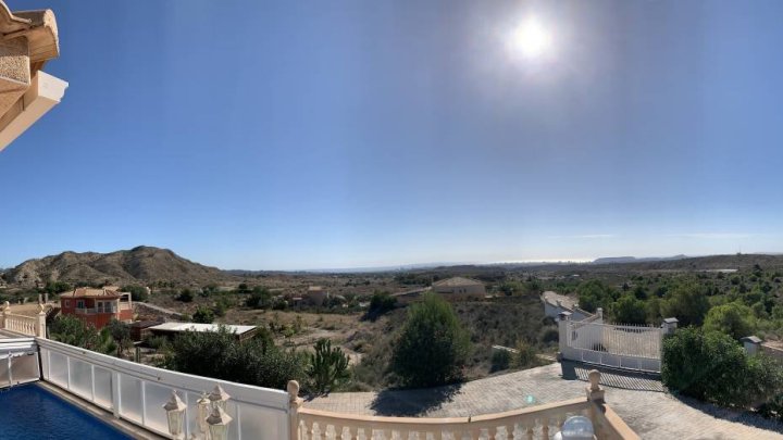 Exklusive Villa mit 3 Schlafzimmern, 2 Bädern, Privatpool, Garage und traumhaftem Meer- und Küstenpanorama
