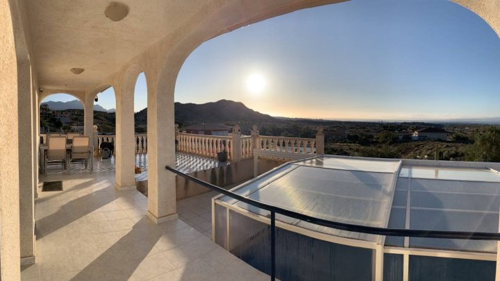 Exklusive Villa mit 3 Schlafzimmern, 2 Bädern, Privatpool, Garage und traumhaftem Meer- und Küstenpanorama
