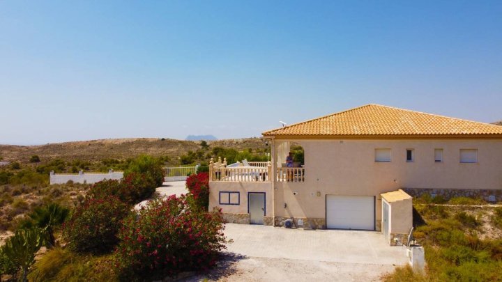 Exklusive Villa mit 3 Schlafzimmern, 2 Bädern, Privatpool, Garage und traumhaftem Meer- und Küstenpanorama