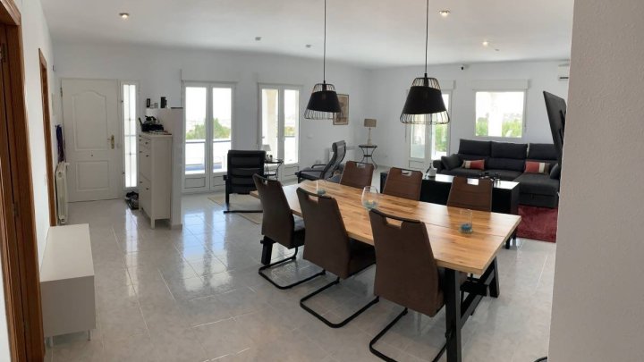 Exklusive Villa mit 3 Schlafzimmern, 2 Bädern, Privatpool, Garage und traumhaftem Meer- und Küstenpanorama