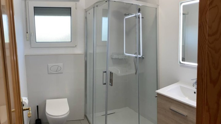 Exklusive Villa mit 3 Schlafzimmern, 2 Bädern, Privatpool, Garage und traumhaftem Meer- und Küstenpanorama