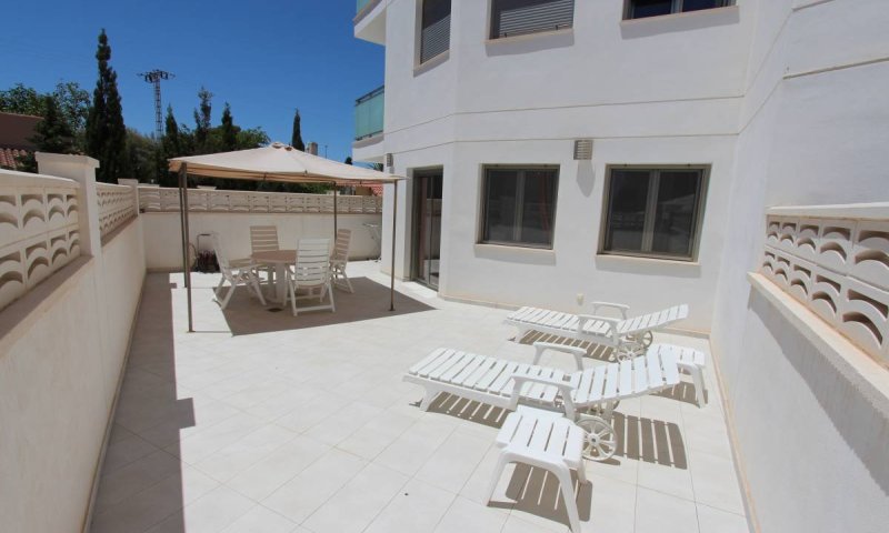 Erdgeschoss-Wohnung mit 1 Schlafzimmer, 1 Bad, sehr großer Terrasse und Gemeinschaftspool nur 400 m vom Strand