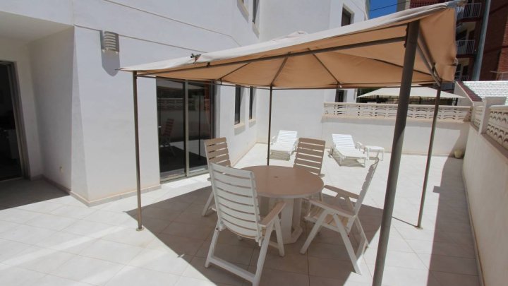 Erdgeschoss-Wohnung mit 1 Schlafzimmer, 1 Bad, sehr großer Terrasse und Gemeinschaftspool nur 400 m vom Strand