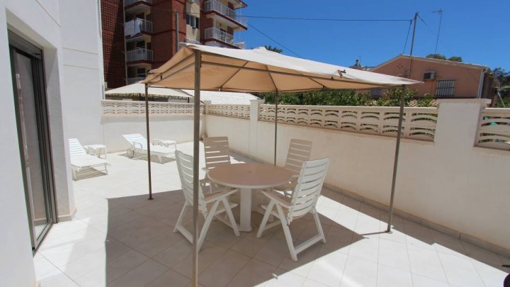 Erdgeschoss-Wohnung mit 1 Schlafzimmer, 1 Bad, sehr großer Terrasse und Gemeinschaftspool nur 400 m vom Strand