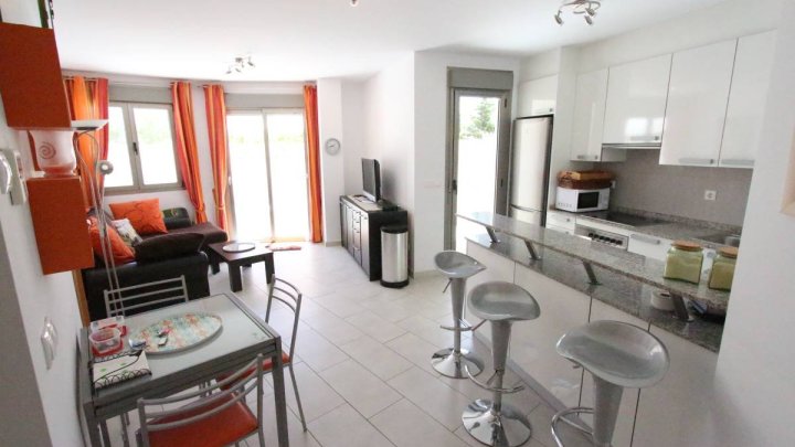 Erdgeschoss-Wohnung mit 1 Schlafzimmer, 1 Bad, sehr großer Terrasse und Gemeinschaftspool nur 400 m vom Strand