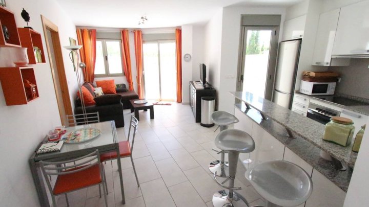 Erdgeschoss-Wohnung mit 1 Schlafzimmer, 1 Bad, sehr großer Terrasse und Gemeinschaftspool nur 400 m vom Strand