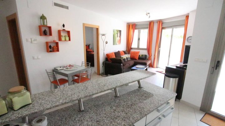Erdgeschoss-Wohnung mit 1 Schlafzimmer, 1 Bad, sehr großer Terrasse und Gemeinschaftspool nur 400 m vom Strand